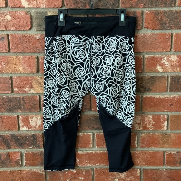 Lululemon Black White Rose Posey Print Real Quick Crop Legging Capri - Picture 6 of 10